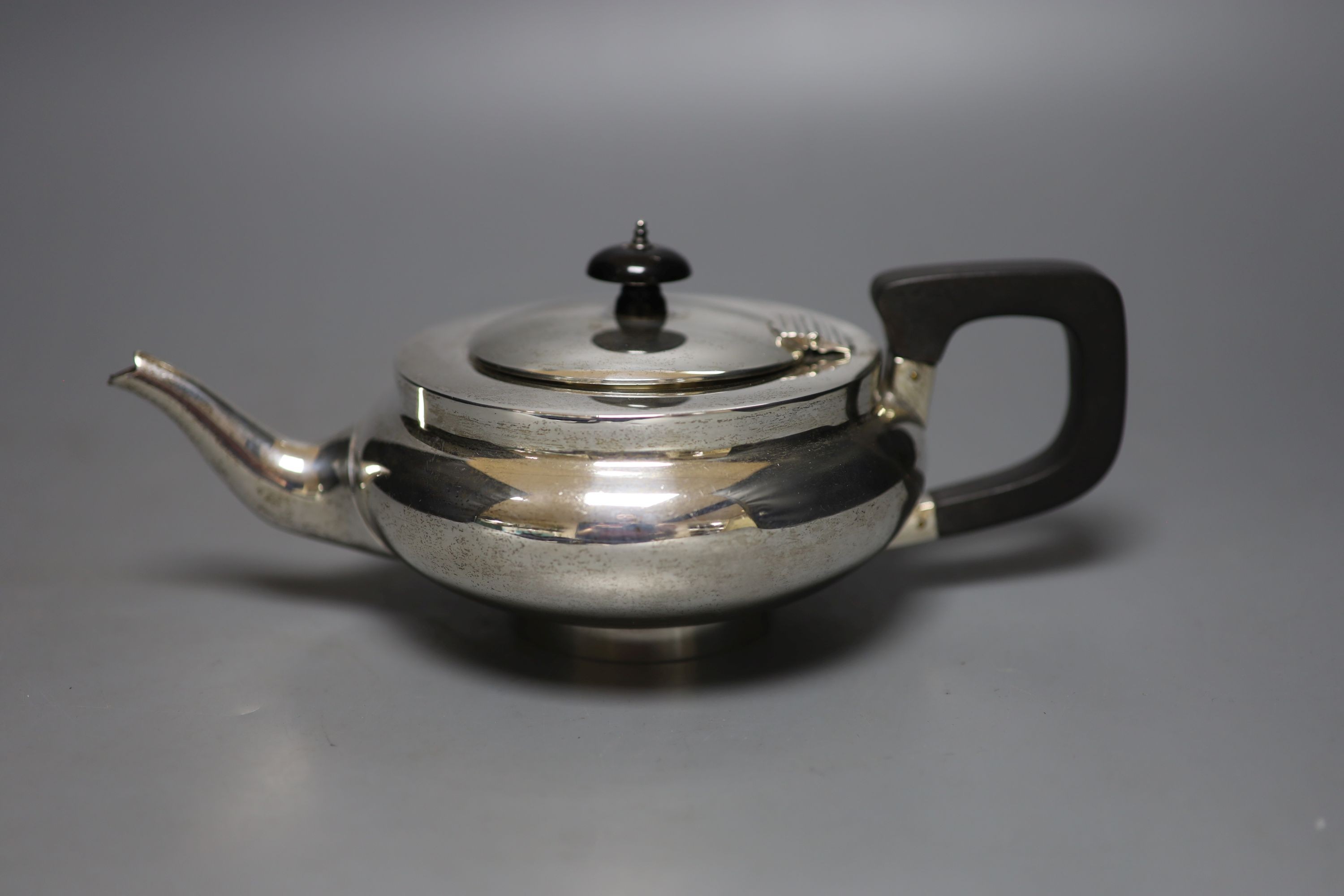 A George V silver teapot, London, 1916, gross 13.5oz.